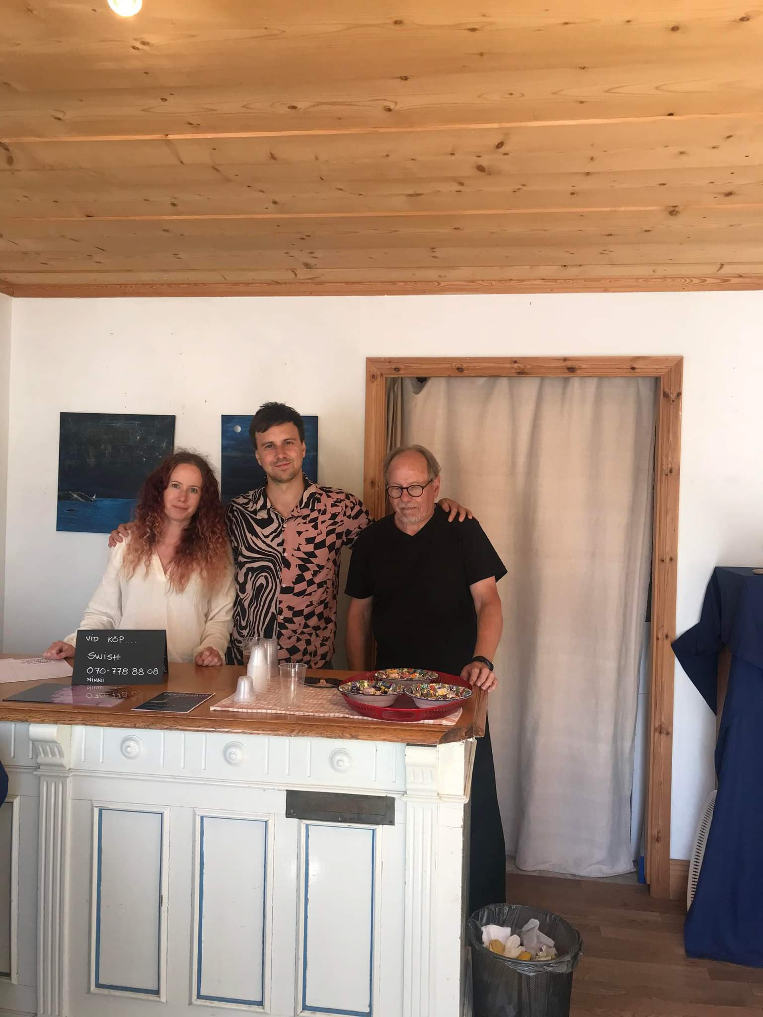 Konstnärsateljé med målningar och kreativa verktyg